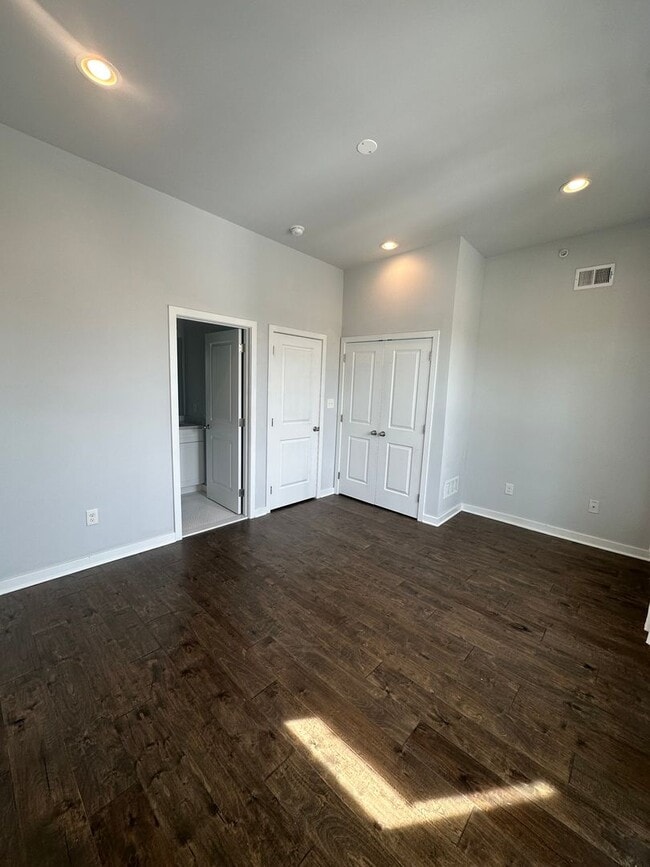 Building Photo - Beautifully Renovated 4 Bed/ 3.5 Bath With Rooftop!