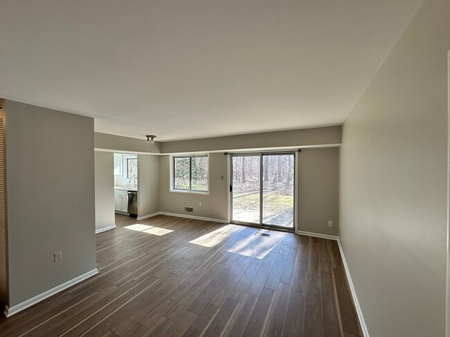 Building Photo - 10619 Weymouth St