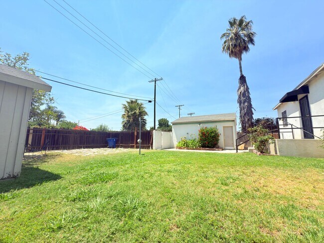 Building Photo - 4-Bedroom Home with Expansive Backyard in ...