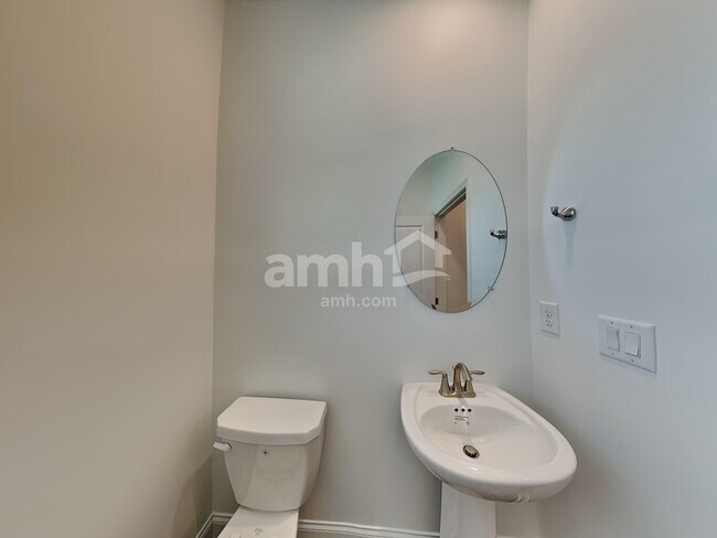 Building Photo - 108 Spruce Cir