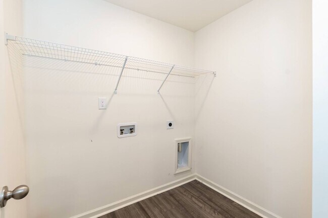 Building Photo - Spacious 4-Bedroom Home with Open Layout