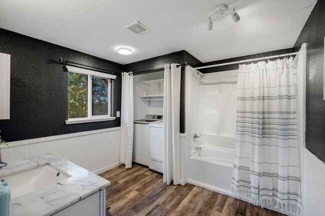 Building Photo - Beautifully updated Midlevel entry home pe...