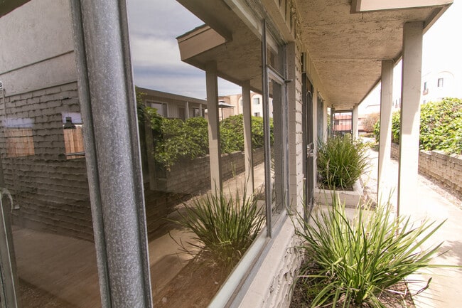 Building Photo - Charming 1br/1ba with Mid Century Touches in Ocean Beach/Point Loma