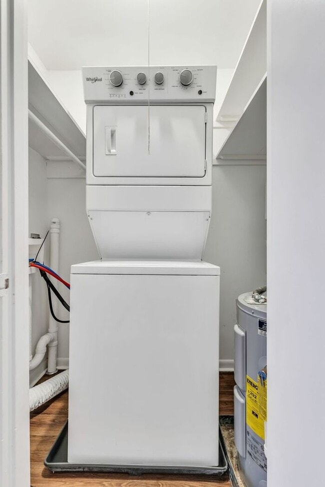 Building Photo - Remodeled 1 Bedroom Apartment!!! Walk to t...