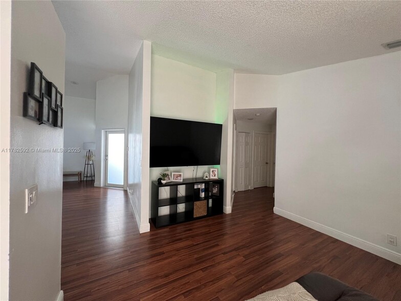 Building Photo - 2810 River Run Cir E