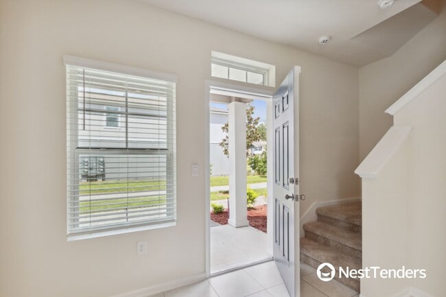 Building Photo - Beautiful End Unit Townhome!