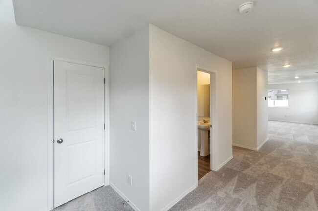 Building Photo - 1306 N Wilhelm Wy