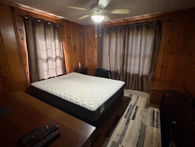 Building Photo - Fully furnished house on the outskirts of town.