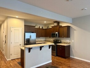 Building Photo - Lovely 3 bedroom/2.5 Bath Townhouse