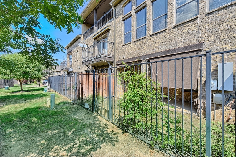 Building Photo - 1605 Brook Glen Dr