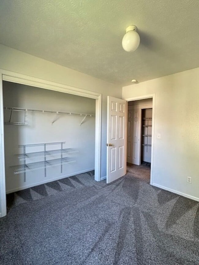 Building Photo - Spacious 4 Bedroom Duplex Located In Ozark!