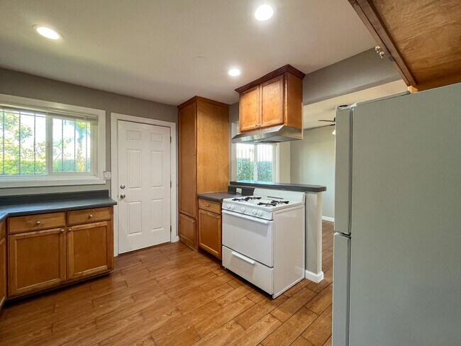 Building Photo - 11303 S Lemoli Ave
