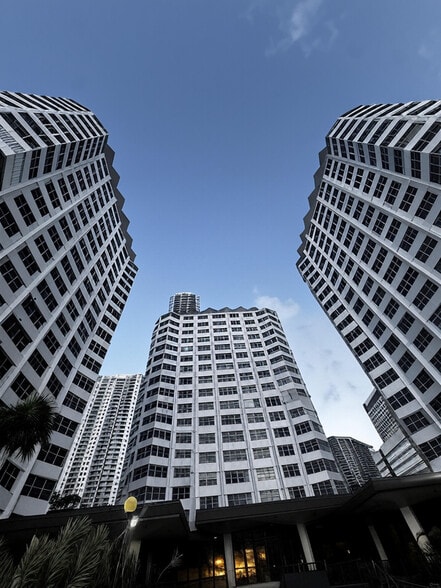 Building Photo - 801 Brickell Bay Dr