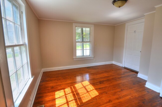 Building Photo - Sunny 3 Bedroom House - Walk To Downtown H...