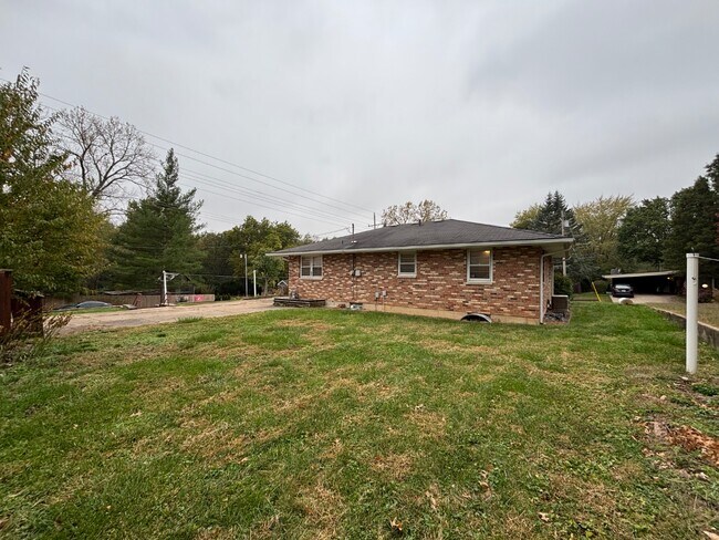 Building Photo - 1951 Elmwood Dr E