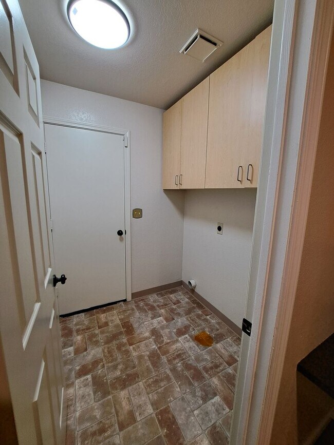 Building Photo - 143 Buttercup Cir
