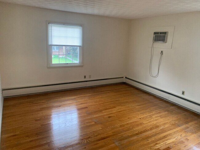 Building Photo - 2nd Floor 2 Bedroom Apartment W/ Parking Suburban SD