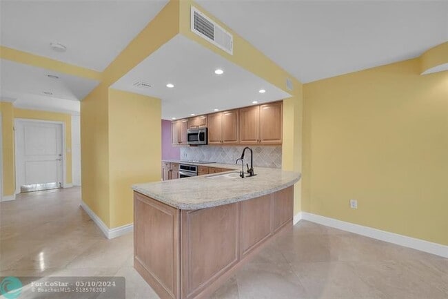 Building Photo - 1100 SE 5th Ct