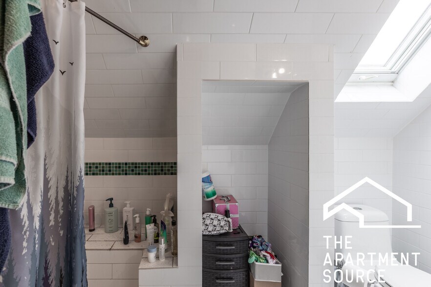 Building Photo - 1939 N Winchester Ave