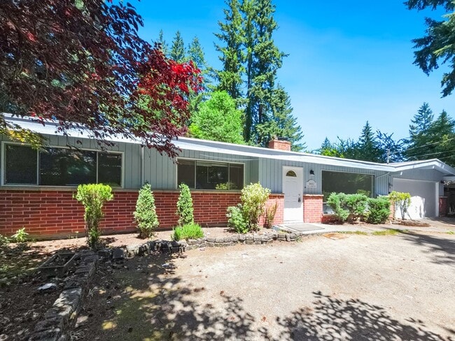 Building Photo - New Kitchen!! Beautiful family home w/extra room/close MS,Trader Joe's, and highway