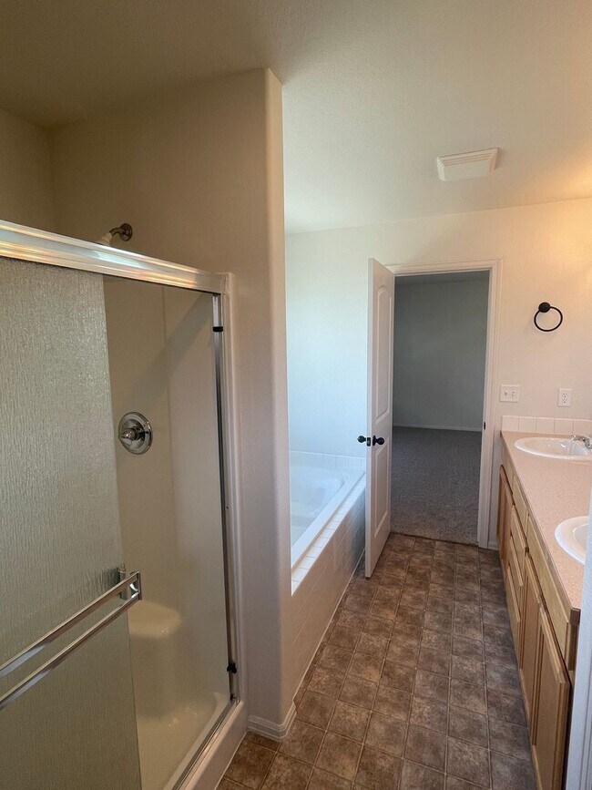 Building Photo - Beautiful 4 Bed, 3 Bath House in Maple Hill!