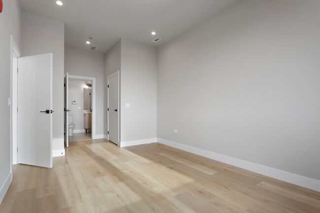 Building Photo - 2505 W Farragut Ave