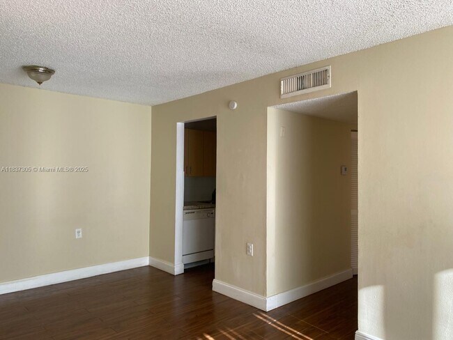 Building Photo - 1129 Lake Victoria Dr