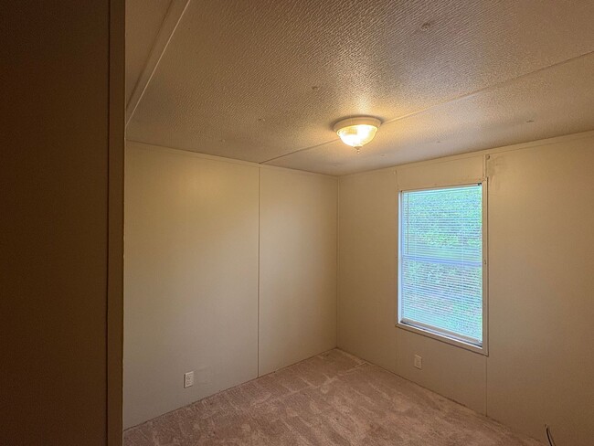 Building Photo - 3 Bed 2 Bath Mobile Home in Yorktowne!