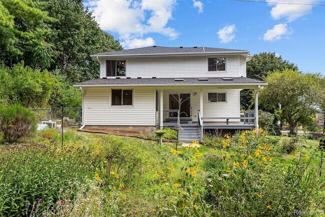 Building Photo - 6552 Orion Rd