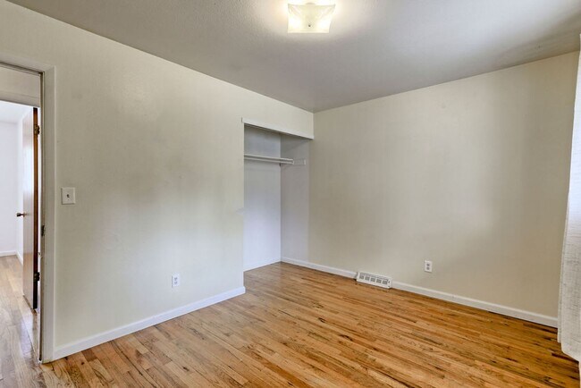 Building Photo - Students Welcome! Great Location!