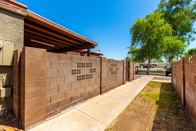 Building Photo - 601 N May
