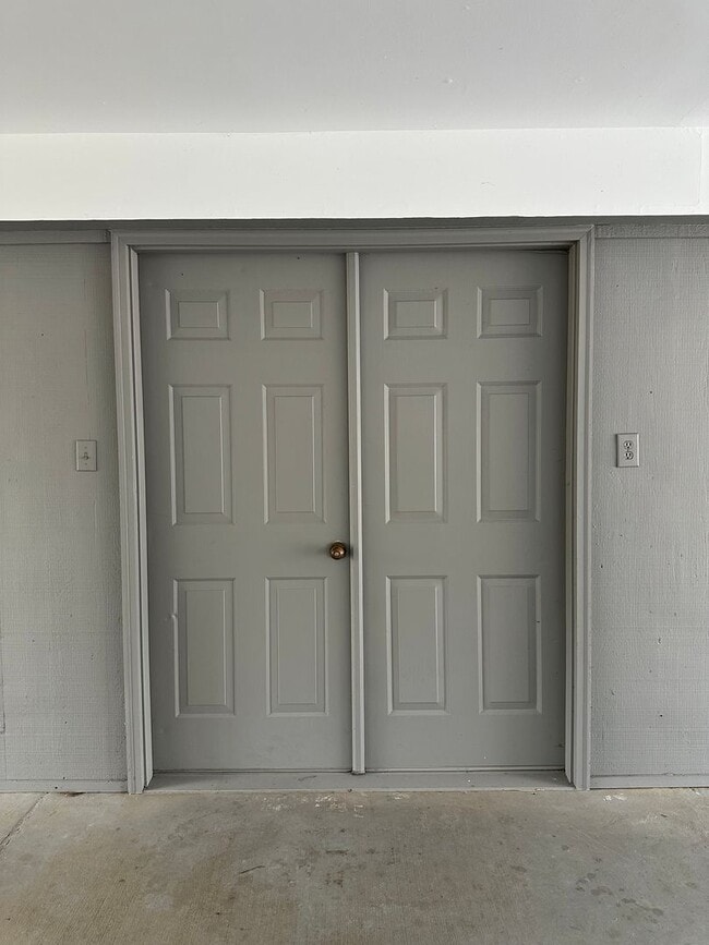 Building Photo - Furnished Townhome with Water Views and Boat Slip!