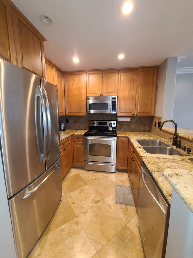 Building Photo - 1 bed 1 bath in UTC with great amenities Pool, hot tub, gym, underground parking.