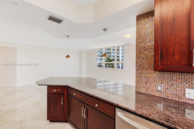 Building Photo - 2000 N Bayshore Dr