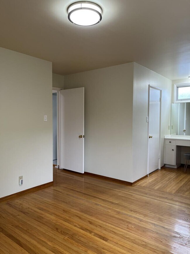 Building Photo - 886 Robin Ln