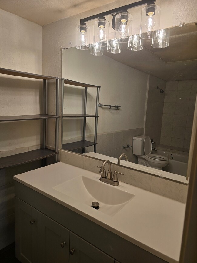 Building Photo - 2820 S Bartell Dr