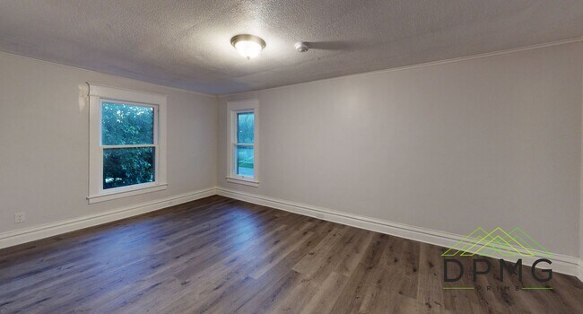 Building Photo - 214 E Elm St