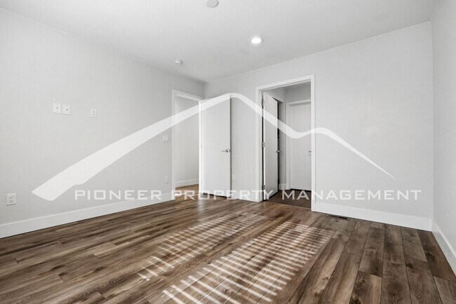 Building Photo - Spacious Townhouse with Central AC and 2-Car Garage