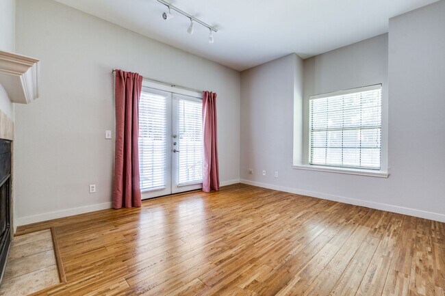 Building Photo - Adorable 1 bedroom 1 bath condo with spaci...