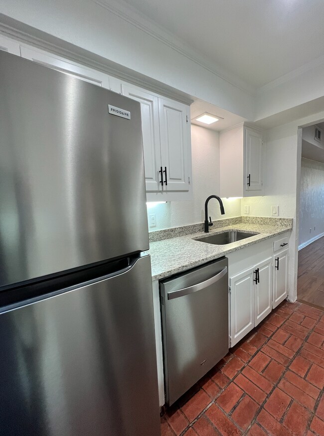 Building Photo - 900 S Weatherred Dr