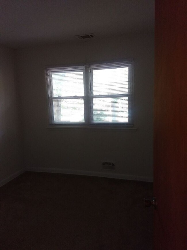 Building Photo - TRI-LEVEL HOME WITH GARAGE AND LARGE FENCE...