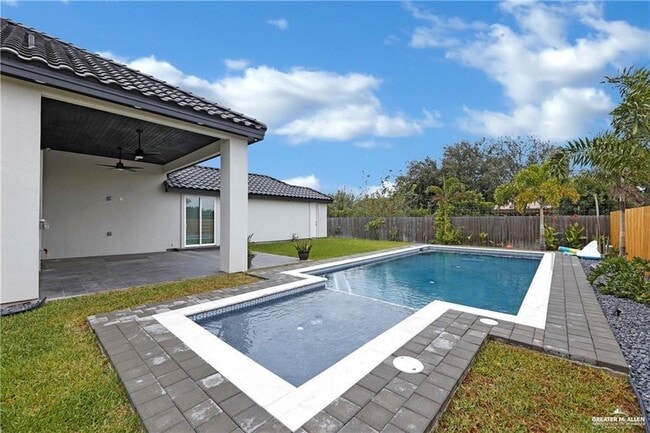 Building Photo - 16 E St