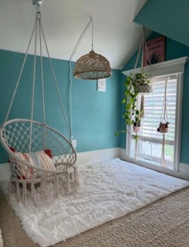 Building Photo - Beautiful, 6 Bedroom Home! 6 or 18 Month Lease!