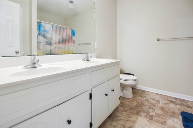 Building Photo - Three Bedroom with Bonus!