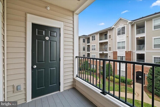 Building Photo - 4852 Eisenhower Ave