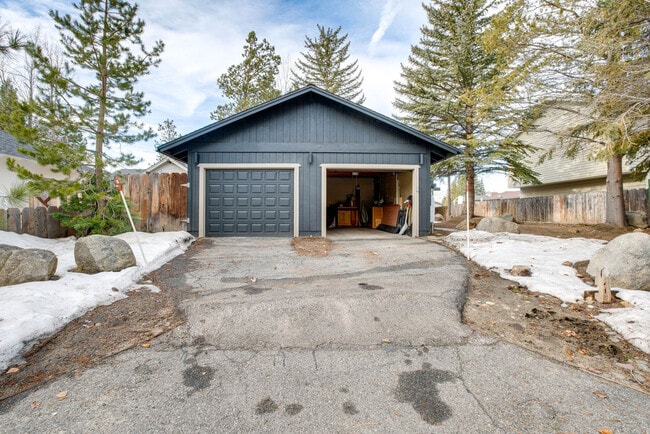 Building Photo - 574 Danube Dr