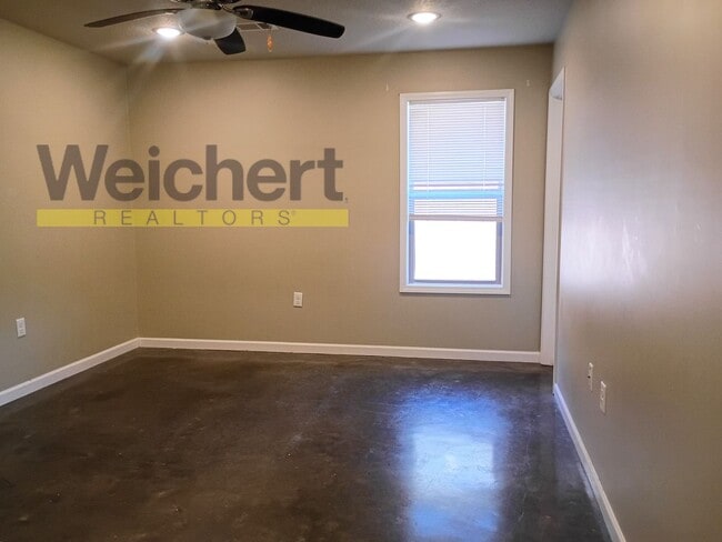 Building Photo - Spacious 3-Bed, 2-Bath Home in a Quiet Neighborhood