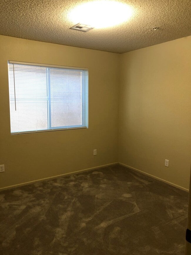 Building Photo - 3 bedroom Townhome in Desert Sky!