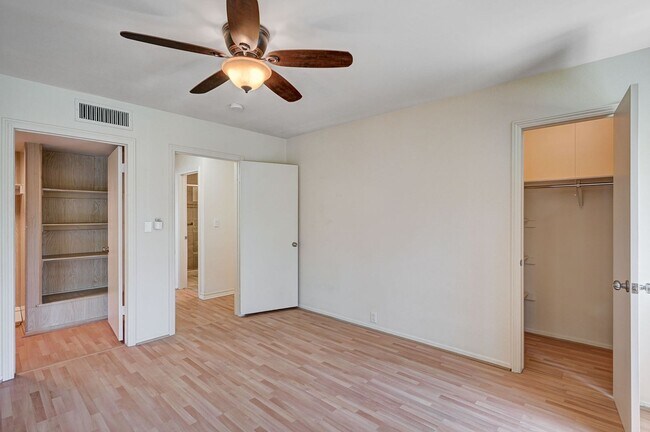 Building Photo - Beautiful 2 Bedroom Townhome in Guard-Gated Community – Prime Location!