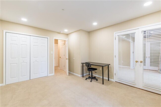 Building Photo - 28106 Plantation Dr NE